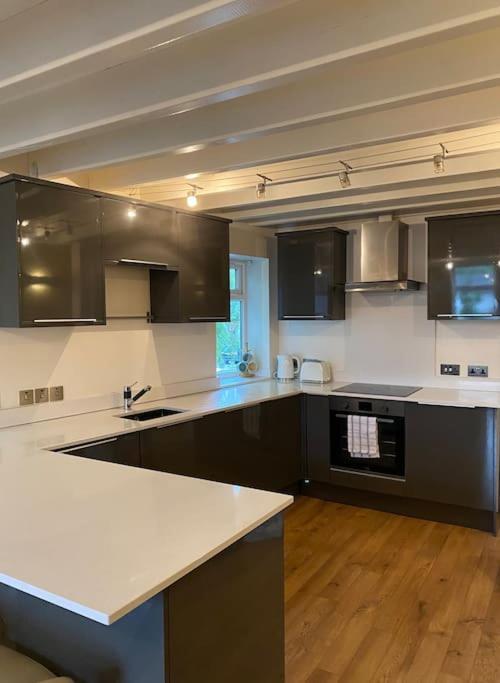 Апартаменты Contemporary Duplex - Private Patio & Parking Стокпорт Экстерьер фото